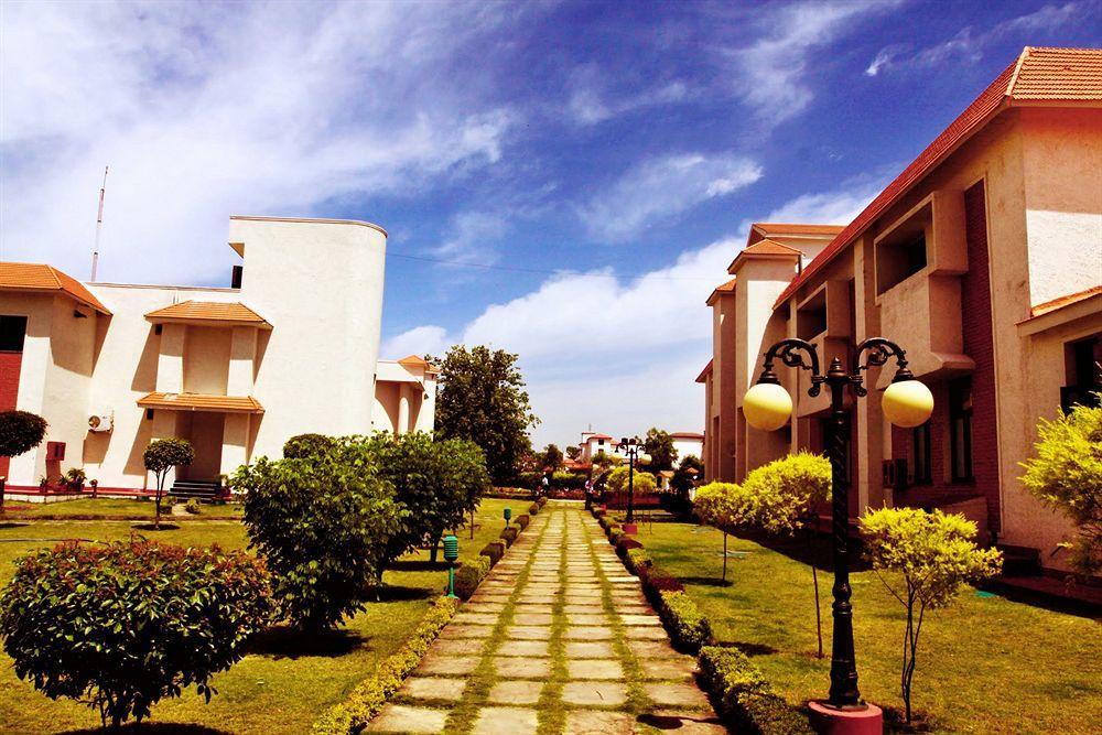 Naturoville Ayurvedic And Yoga Retreat Hotell Rishīkesh Exteriör bild